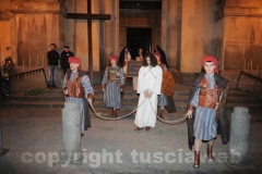 Le immagini della suggestiva processione a Bagnaia