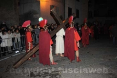 Le immagini della suggestiva processione a Bagnaia