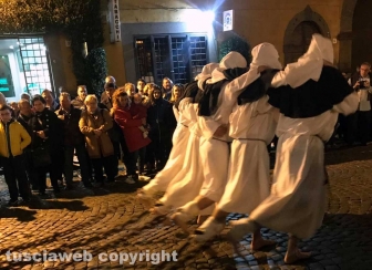 Tuscania - La processione degli uomini scalzi anima il Venerdì santo