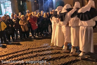 Tuscania - La processione degli uomini scalzi anima il Venerdì santo