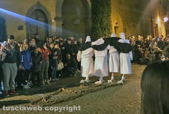 Tuscania - La processione degli uomini scalzi anima il Venerdì santo