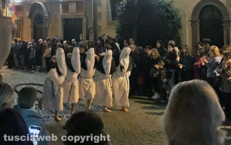 Tuscania - La processione degli uomini scalzi anima il Venerdì santo