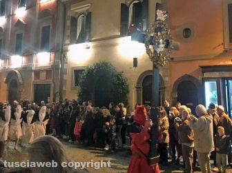 Tuscania - La processione degli uomini scalzi anima il Venerdì santo