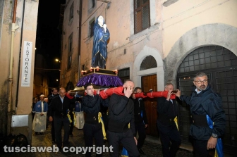 Viterbo - La processione del Cristo morto e la crocifissione a piazza San Lorenzo