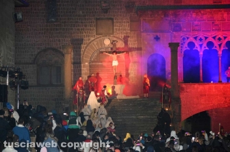 Viterbo - La processione del Cristo morto e la crocifissione a piazza San Lorenzo