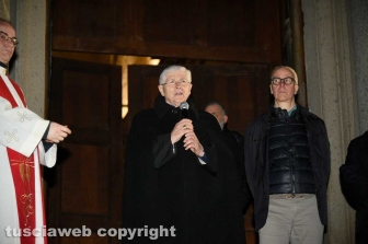 Viterbo - La processione del Cristo morto e la crocifissione a piazza San Lorenzo