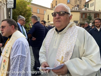 Viterbo - Don Mario Brizi alla processione del Santissimo Salvatore