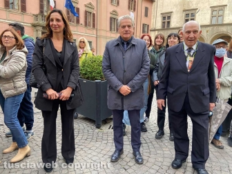 Viterbo - L'ex sindaco Giovanni Arena e l'ex consigliera Paola Bugiotti alla processione del Santissimo Salvatore