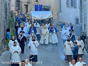 Viterbo - La processione pre le vie del centro in vista del Corpus domini