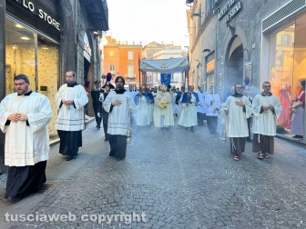 Viterbo - La processione pre le vie del centro in vista del Corpus domini