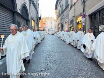 Viterbo - La processione pre le vie del centro in vista del Corpus domini