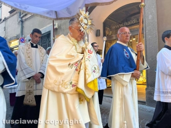 Viterbo - La processione pre le vie del centro in vista del Corpus domini