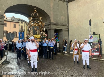 Viterbo - La pioggia non ferma la macchina di Maria santissima Liberatrice