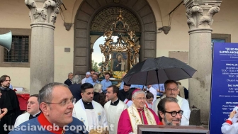 Viterbo - La pioggia blocca la macchina di Maria Santissima Liberatrice