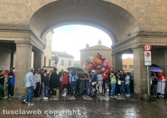 Viterbo - La pioggia non ferma la macchina di Maria santissima Liberatrice