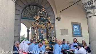 Viterbo - La pioggia blocca la macchina di Maria Santissima Liberatrice