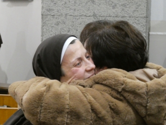 Viterbo - La professione temporanea di suor Assunta Scaldaferri - L'abbraccio con la madre