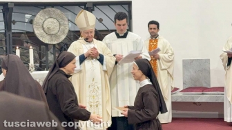 Viterbo - La professione temporanea di suor Assunta Scaldaferri nelle mani di suor Gloria Pianeselli