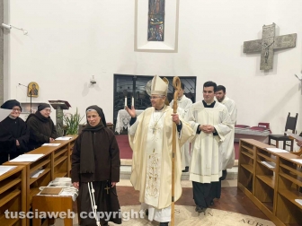 Viterbo - La professione temporanea - Suor Assunta Scaldaferri e il vescovo Francesco Orazio Piazza
