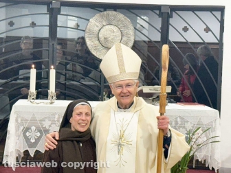 Viterbo - La professione temporanea - Suor Assunta Scaldaferri e il vescovo Francesco Orazio Piazza