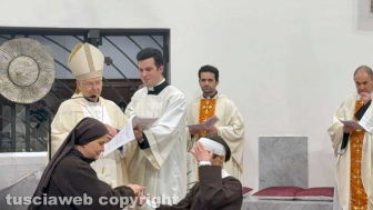 Viterbo - La professione temporanea di suor Assunta Scaldaferri nelle mani di suor Gloria Pianeselli