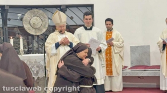 Viterbo - La professione temporanea di suor Assunta Scaldaferri nelle mani di suor Gloria Pianeselli