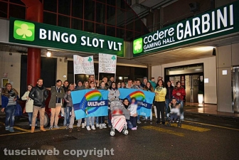 La protesta alla sala Bingo in via Garbini