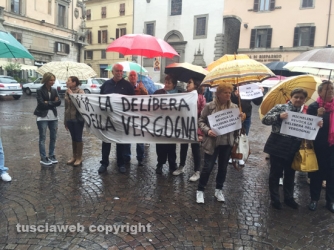 La protesta contro la delibera \"Svuota Rsa\"