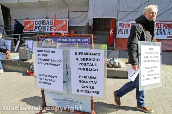 La protesta dei Cobas alle Poste