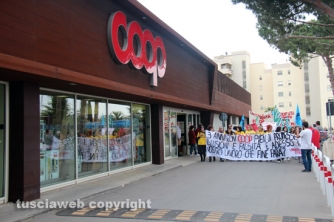 L\'arrivo del corteo davanti alla Coop