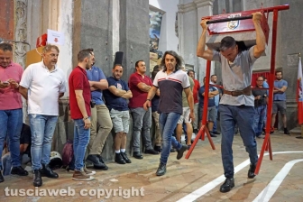 La prova di portata dei facchini di Santa Rosa