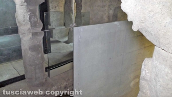 Una delle sculture all'interno della torre dell'orologio