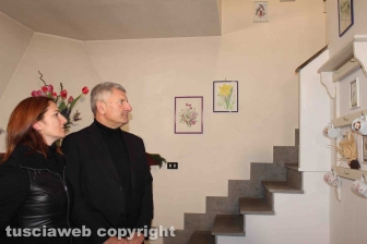 Giallo di Ronciglione - Le prime immagini della scala da cui Maria Sestina Arcuri è precipitata - Roberta la mamma di Andrea Landolfi Cudia con l’avvocato Giacomo Marini