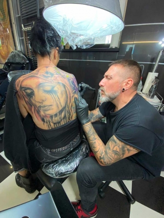 Il tatuatore Nicola Buratti