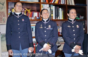 La Scuola sottufficiali dell’esercito (Sse) in visita alla redazione di Tusciaweb - Le allieve marescialle Sara Gaiazzi, Stefania Padoan e Chiara Gelmi