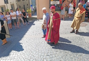 Montefiascone - La sfilata del corteo storico 2022 - Defuk e il servo Martino