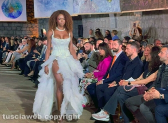 Viterbo - La prima edizione di Donne in Fiore, la sfilata di moda degli stilisti internazionali
