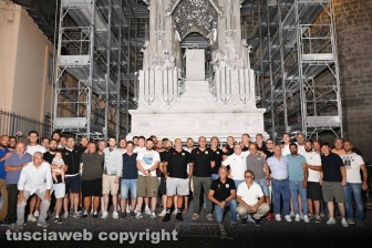 La statua di Santa Rosa collocata nella macchina Dies Natalis - La foto di gruppo