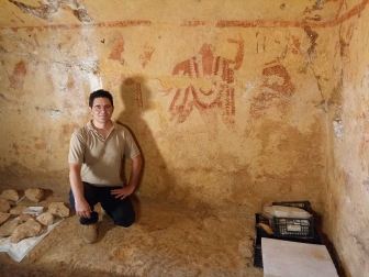Tarquinia - L'archeologo Daniele Maras nella Tomba “Franco Adamo”