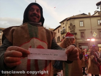 La tombola vivente in piazza del comune