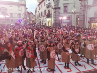 La tombola vivente in piazza del comune