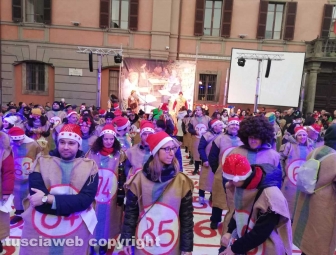 La tombola vivente in piazza del comune