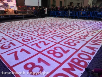 La tombola vivente in piazza del comune