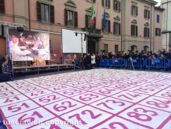 La tombola vivente in piazza del comune