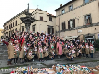 La tombola vivente in piazza del comune