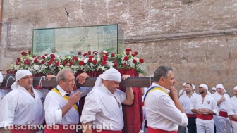 Viterbo - La traslazione del corpo incorrotto di Santa Rosa per le vie della città