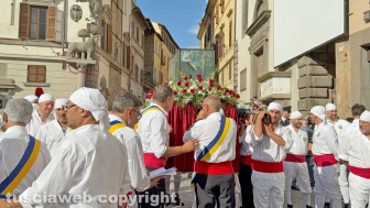 Viterbo - La traslazione del corpo incorrotto di Santa Rosa per le vie della città