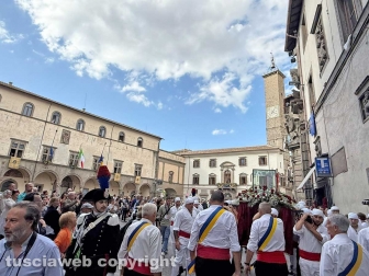 Viterbo - La traslazione del corpo incorrotto di Santa Rosa per le vie della città