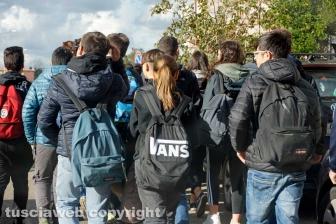 Viterbo - Studenti all'uscita di scuola