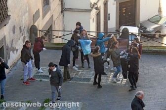 Viterbo - Studenti e cittadini in centro a pulire